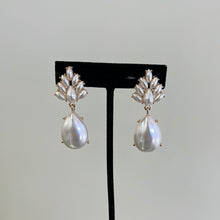 Load image into Gallery viewer, Pearl Dangle Clip On Earring