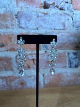 Load image into Gallery viewer, Petal Earrings